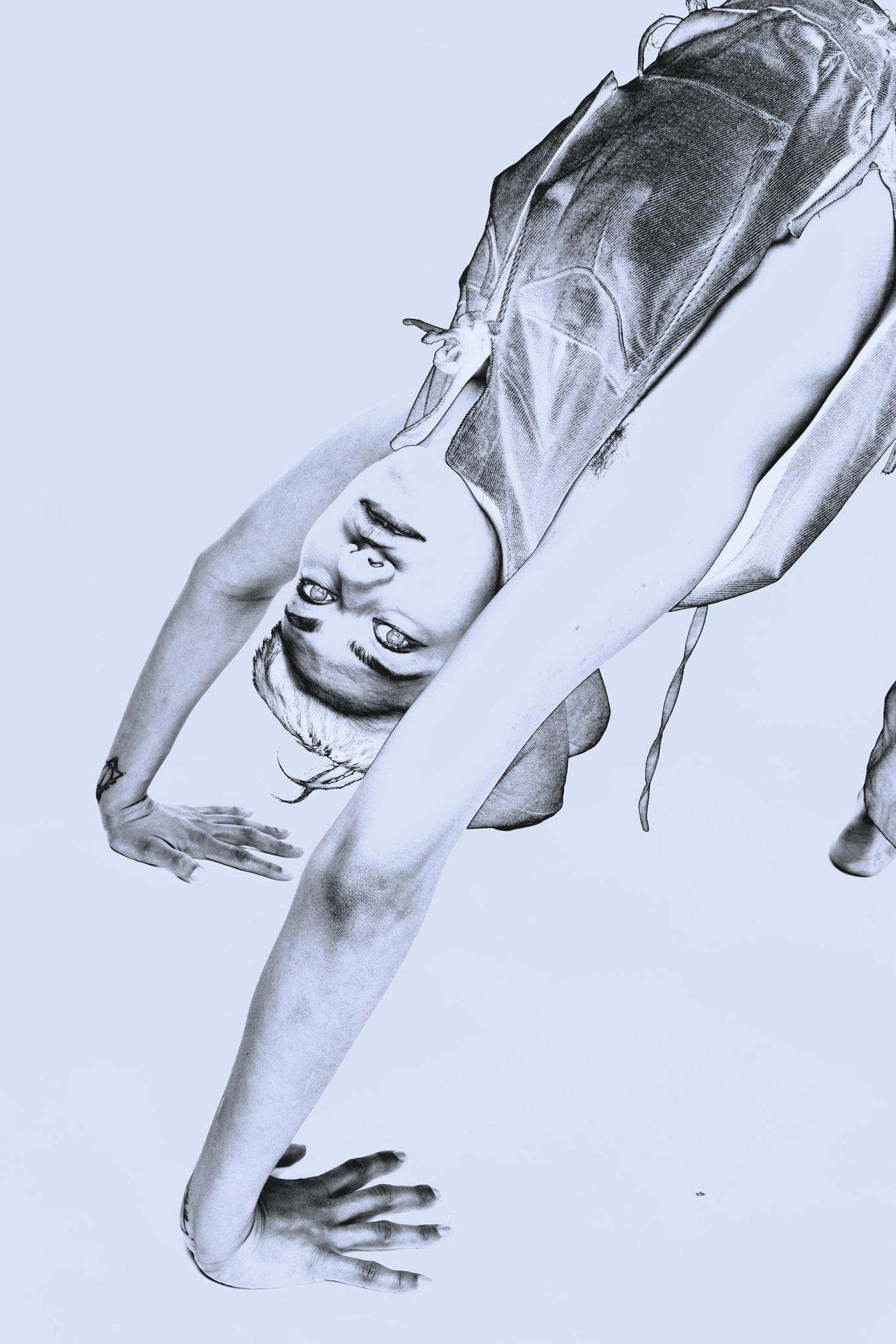 Eine Person kopfüber mit den Händen auf dem Boden